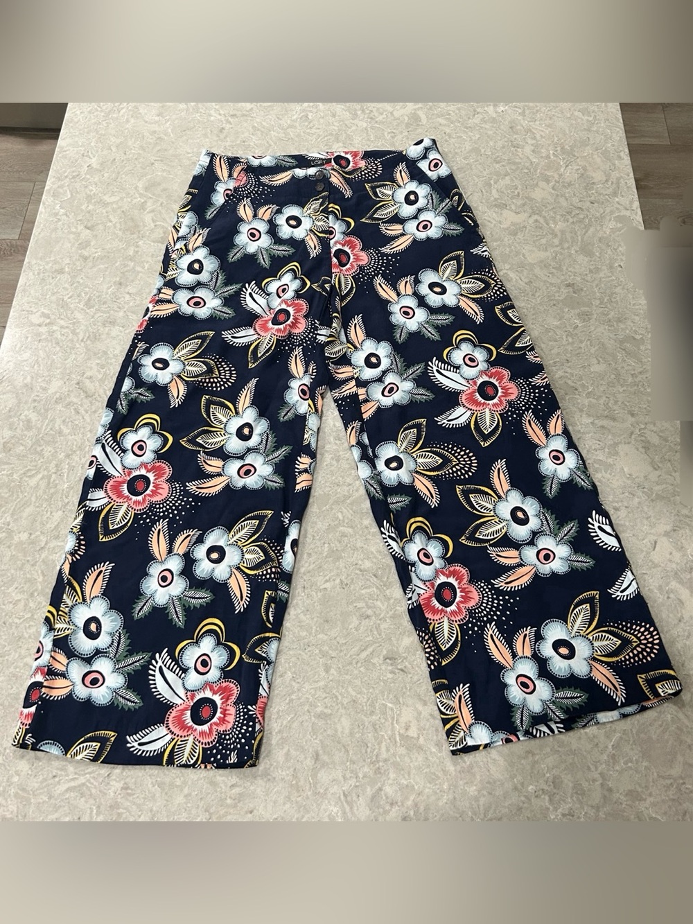 LOFT size 2 GUC Navy Floral Cropped Wide Leg Pants